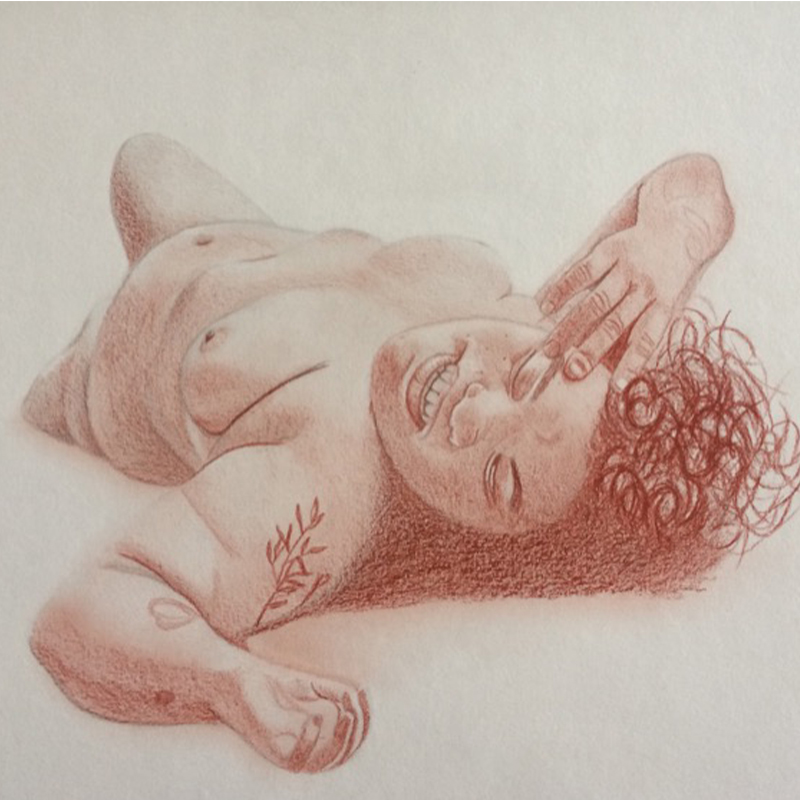 ilustração de uma mulher nua, deitada na diagonal, no centro da imagem. o desenho tem tons cobre. ela sorri com uma mão no rosto e os olhos fechados. seu cabelo é cacheado e ela tem tatuagens no braço esquerdo.