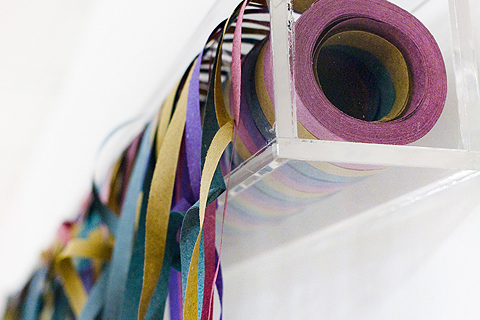 Obra caixa de acrílico com serpentinas, de Nelson Leirner.