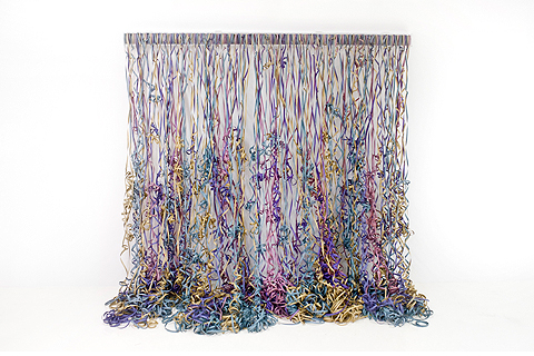 Obra caixa de acrílico com serpentinas, de Nelson Leirner.