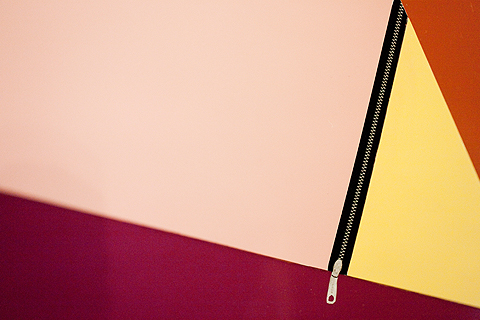 Homenagem a Fontana II, de Nelson Leirner , 2009.