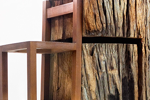 Obra Tronco e cadeira, de Nelson Leirner.