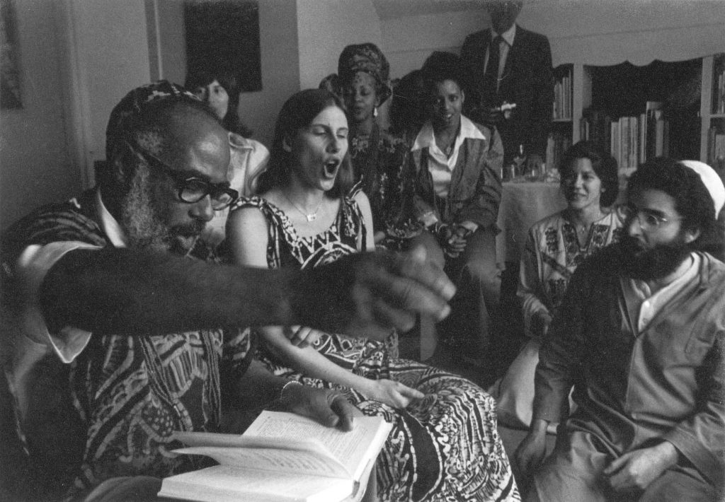 Buffalo, Nova York, 1978: casamento de Abdias Nascimento e Elisa Larkin. À frente, os celebrantes sufi Robert e Miriam Minkoff