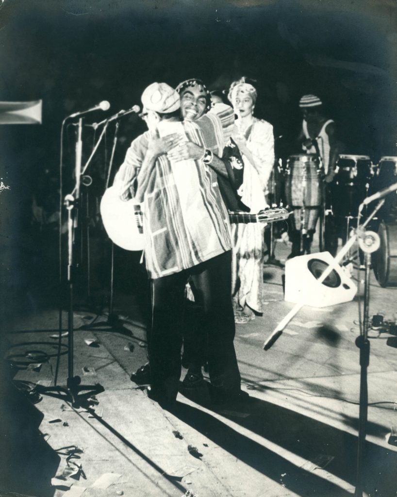 Abdias Nascimento abraça Gilberto Gil em Recife, 1980.