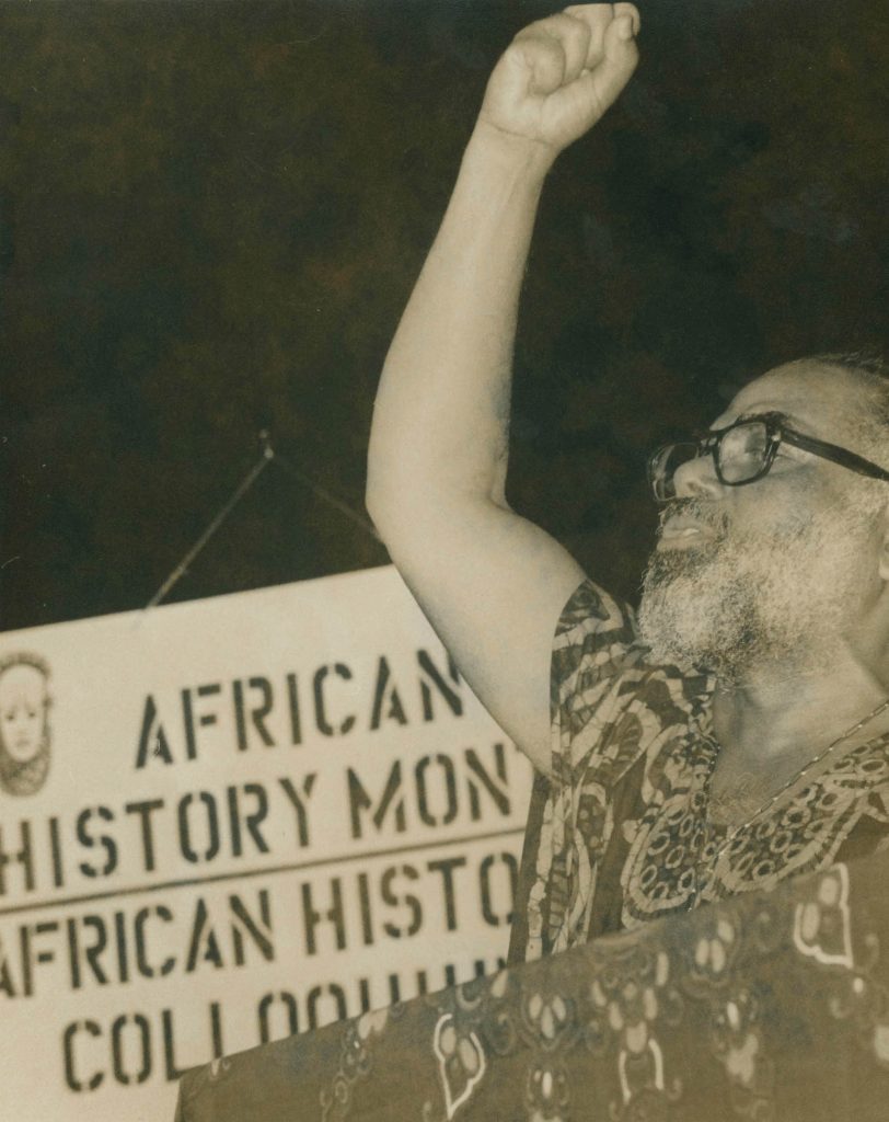 Abdias, braço pra cima protestando