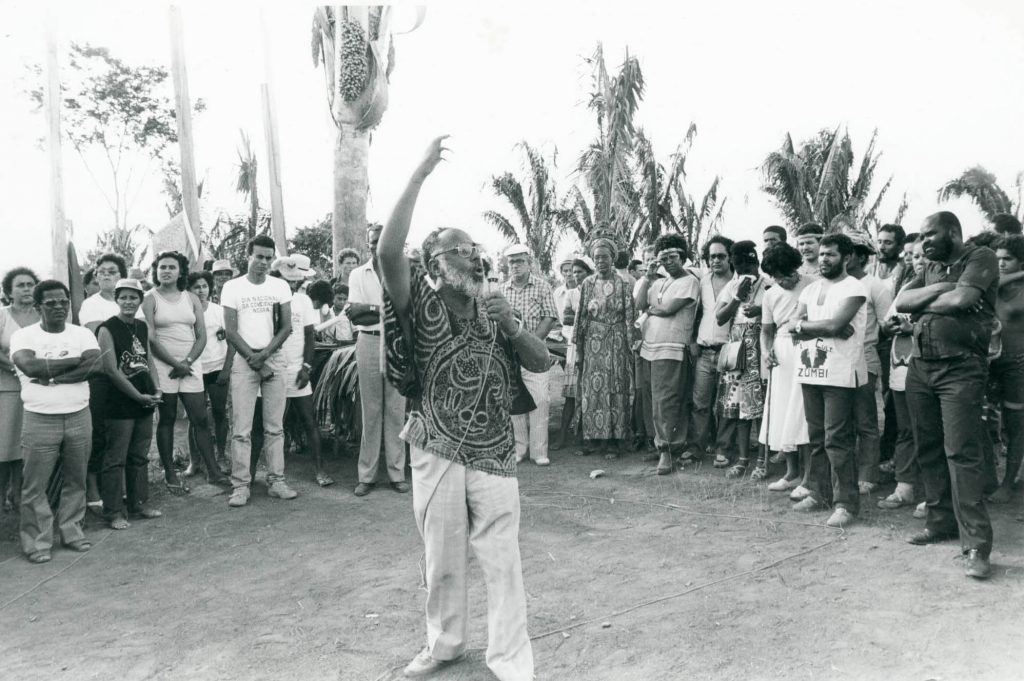 Abdias Nascimento discursa na Serra da Barriga, em Alagoas, no dia 20 de novembro de 1983, aniversário da morte de Zumbi dos Palmares
