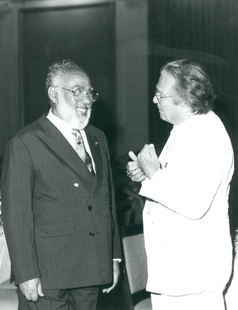 bdias Nascimento e o sociólogo Darcy Ribeiro em jantar-homenagem a Abdias no hotel Copacabana Palace, em 1991, no Rio de Janeiro