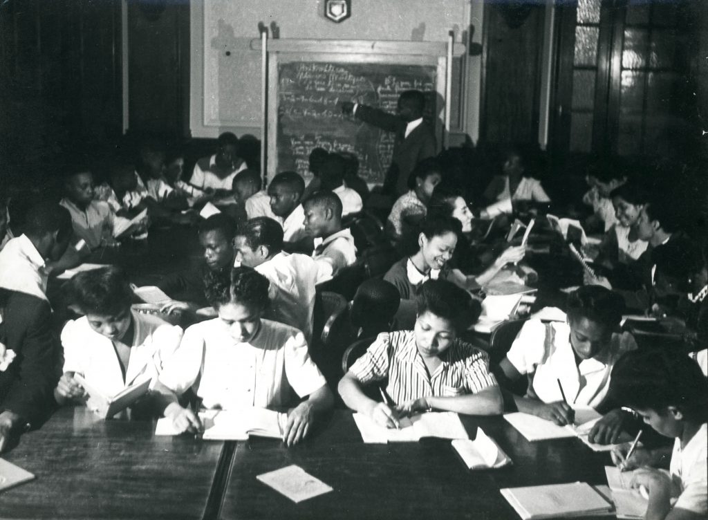 Sede da UNE no Flamengo, Rio de Janeiro (RJ), 1944: aula de alfabetização e cultura geral para adultos, organizada pelo do TEN e ministrada pelo professor Ironides Rodrigues |
