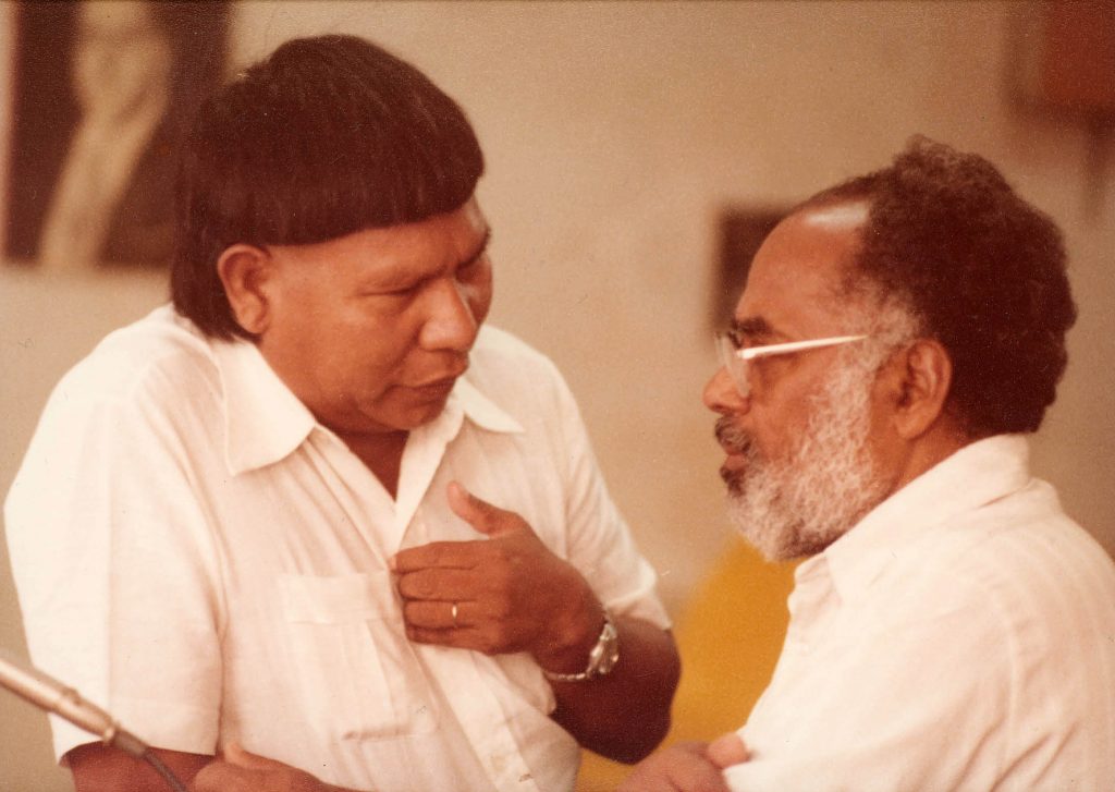 O líder indígena e político Mário Juruna (1943-2002) conversa com Abdias Nascimento. Os dois eram do mesmo partido, o PDT em 1982