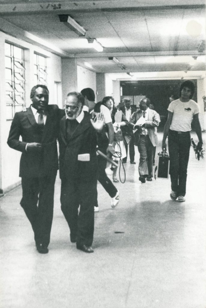 O poeta e embaixador de Gana no Brasil Kofi Awoonor é fotografado com Abdias Nascimento na PUC/SP, durante a primeira edição do curso Conscientização da Cultura Afro-Brasileira do Ipeafro em 1983.