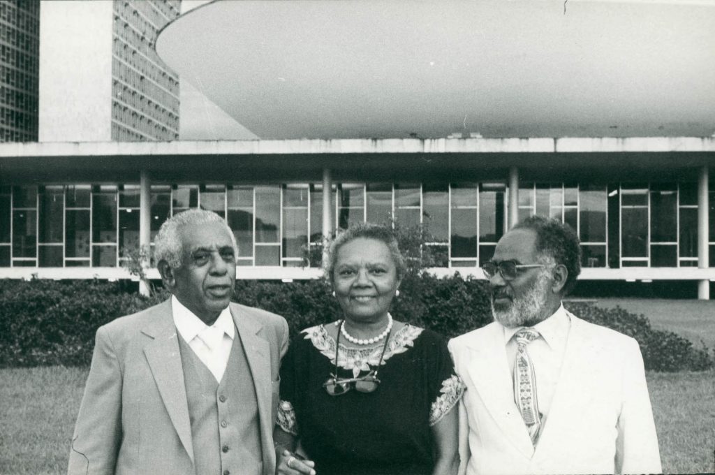 Marietta Campos Damas e Rodrigues Alves posam com Abdias Nascimento na sua posse como deputado federal PDT em 1983