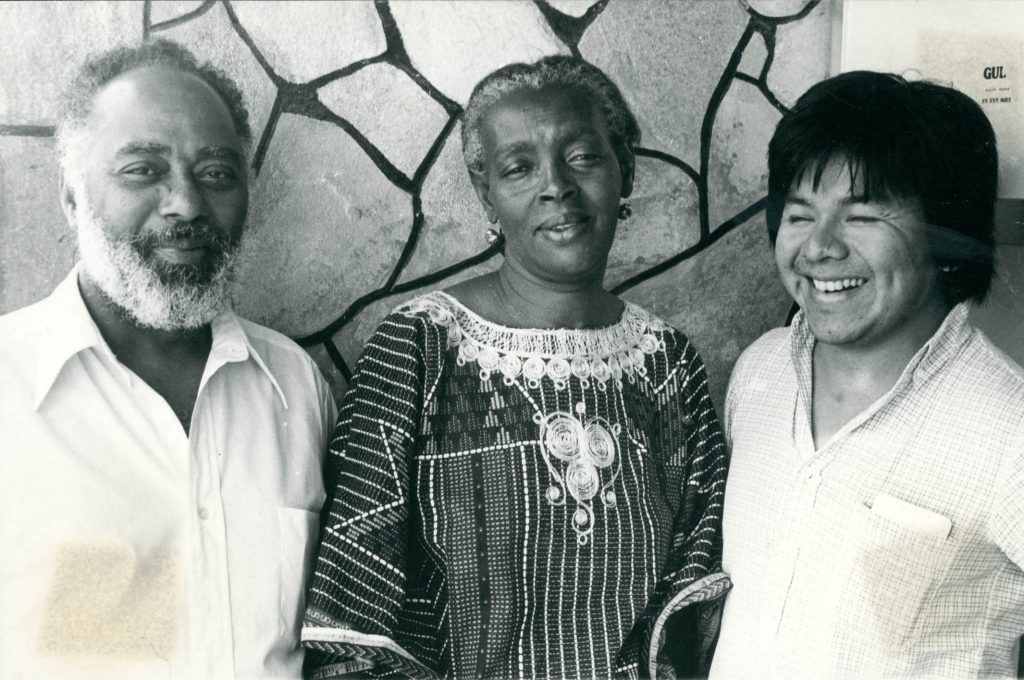 Abdias Nascimento, Mãe Hilda, do Terreiro Ilê Axé Ogum, e Marcos Terena, presidente da União de Nações Indígenas, em evento do Memorial Zumbi dos Palmares, em 20 de novembro de 1981