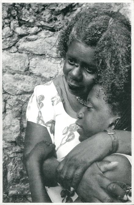 Conceição Evaristo abraçando sua filha, Ainá Evaristo de Brito