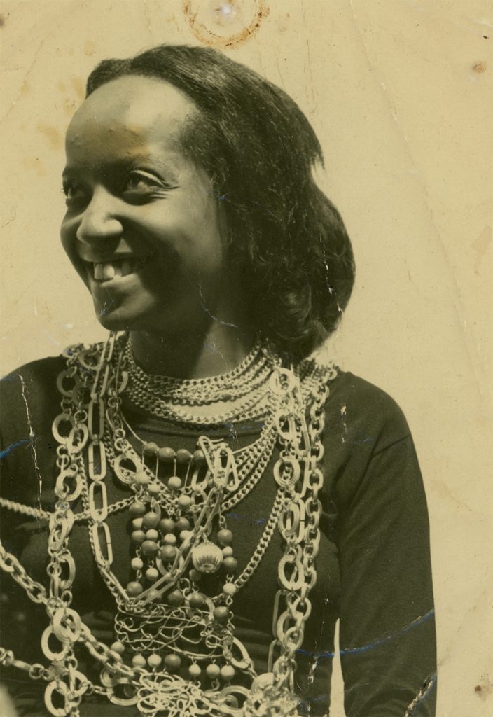 Sueli Carneiro com 24 anos aproximadamente