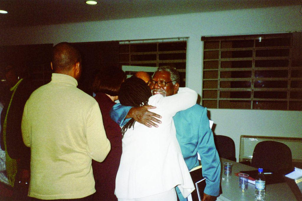 Sueli abraçada com Kabengele Munanga na ocasião da defesa de sua tese de doutorado