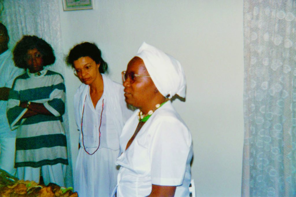 Feitura de Santo de Sueli Carneiro, com Nilza Iraci à esquerda, vestida de branco. Outubro de 1987