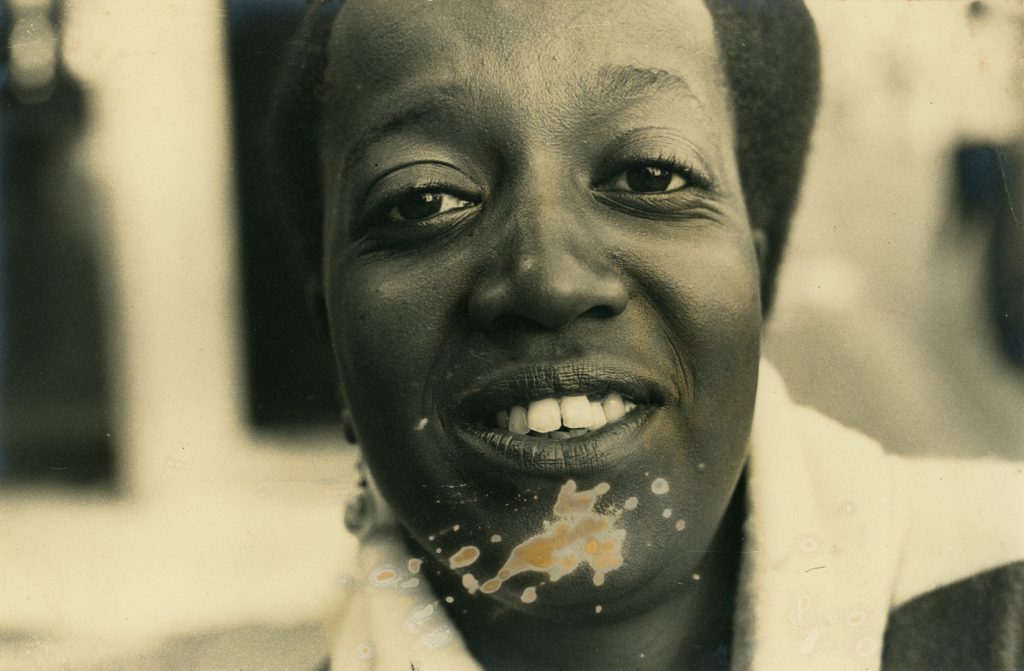 Sueli Carneiro entre 26 e 27 anos aproximadamente