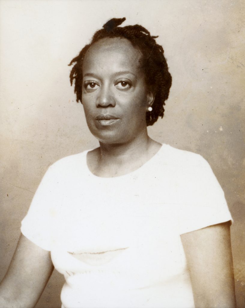 Sueli Carneiro com 30 anos aproximadamente