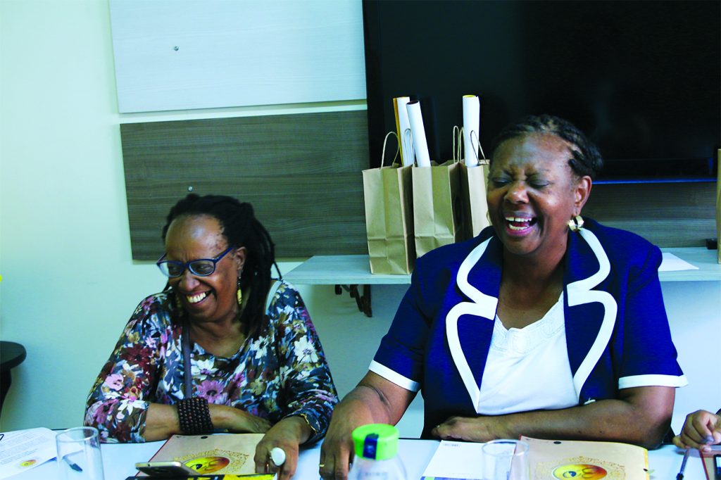 Sueli Carneiro rindo ao lado de Sonia Nascimento