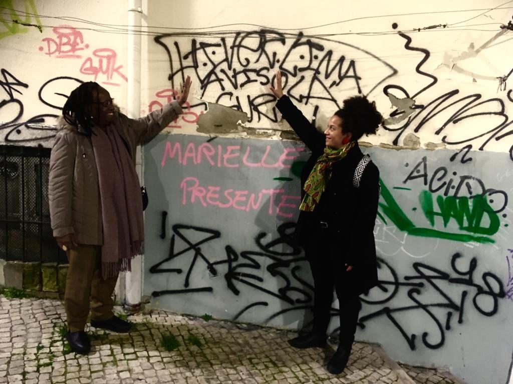 Sueli Carneiro e sua filha Luanda homenageando Marielle Franco, em Lisboa