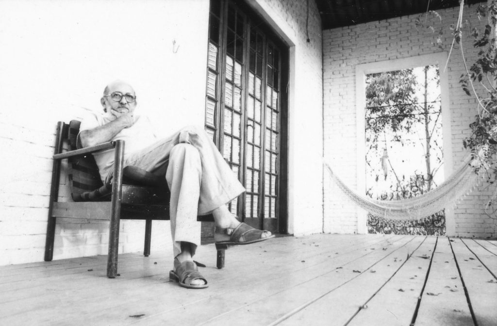 Na década de 1970, o educador e filósofo Paulo Freire concede entrevista ao Jornal da Tarde. Em sua casa, na cidade de São Paulo, ele fala sobre o movimento pedagogia crítica