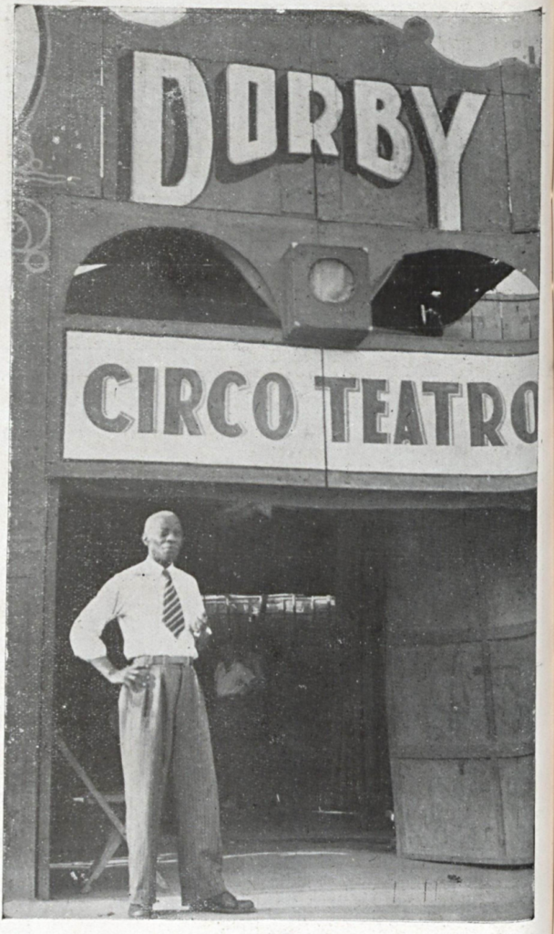 Benjamim de Oliveira em frente ao Circo Teatro Dorby, do qual era sócio e diretor teatral, na década de 1940