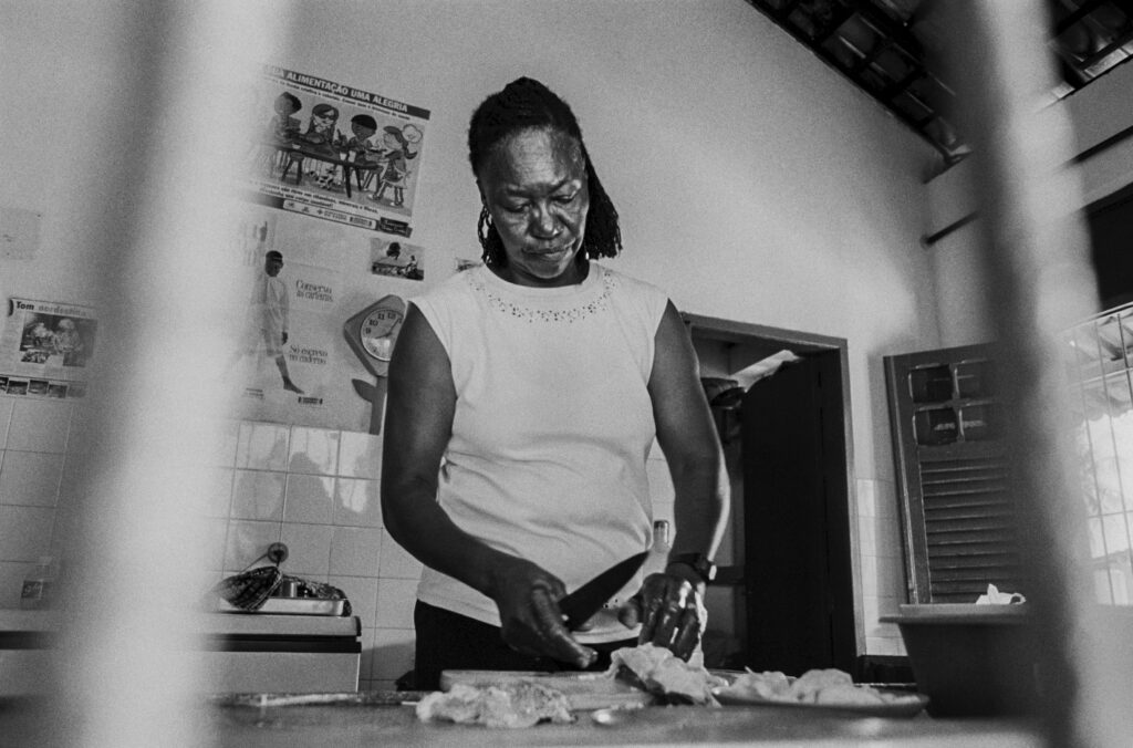 Lia cozinhando para os alunos | imagem: Tatiana Altberg