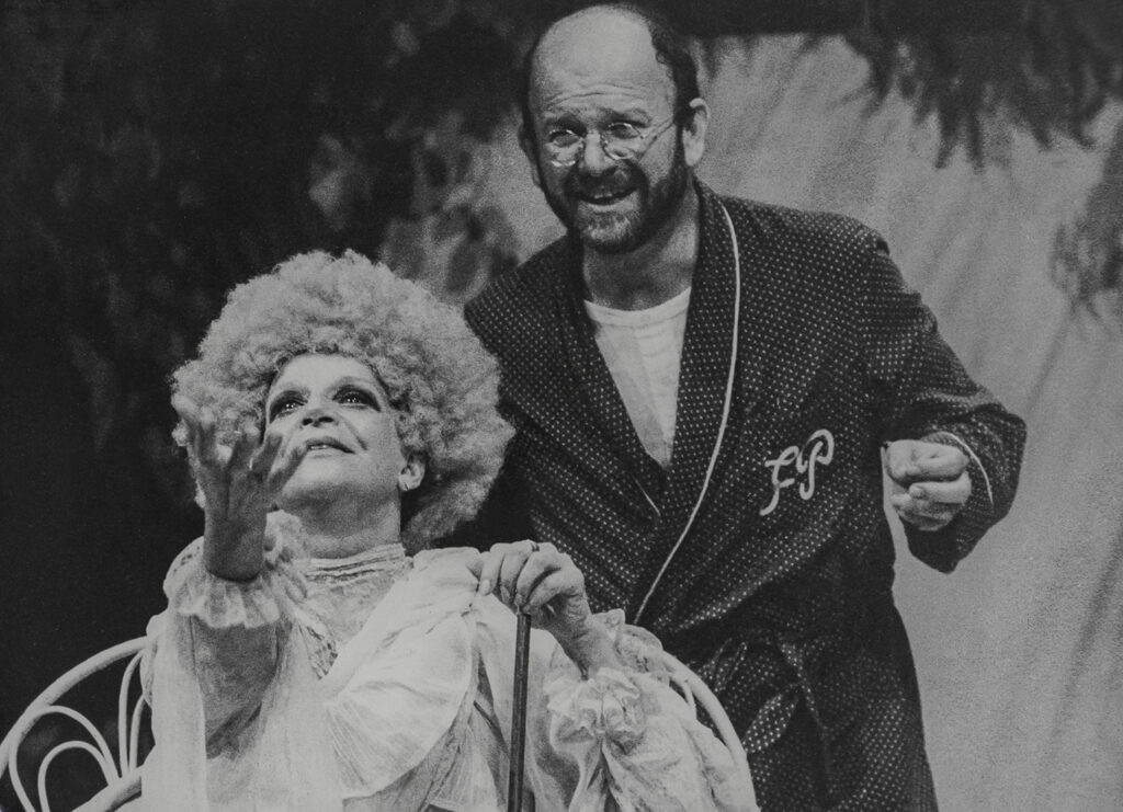 Tônia Carrero e seu filho, Cecil Thiré, na peça A Divina Sarah, de 1984. Acervo da família