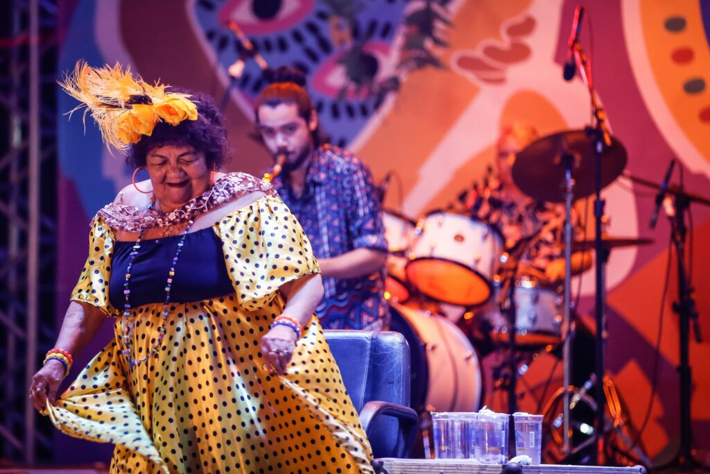 Show de pré-Carnaval em Recife (PE). Na foto Dona Onete e Marcos Sarrazin no Saxofone. 2019 | imagem: Sérgio Bernardo/PCR