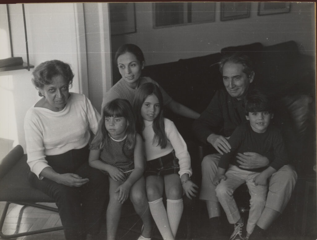 Mary Houston e Mario Pedrosa com sua filha, Vera Pedrosa, e os netos Isabel, Lívia e Quito Pedrosa, s.d. imagem: Roberto Krause Centro de Estudos do Movimento Operário Mario Pedrosa (Cemap) – Acervo Centro de Documentação e Memória da Universidade Estadual Paulista (Cedem/Unesp)