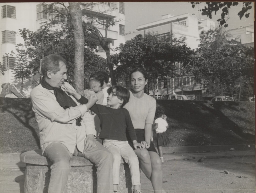 Mario Pedrosa brincando o neto Quito Pedrosa, s.d. imagem: Roberto Krause acervo Família Pedrosa