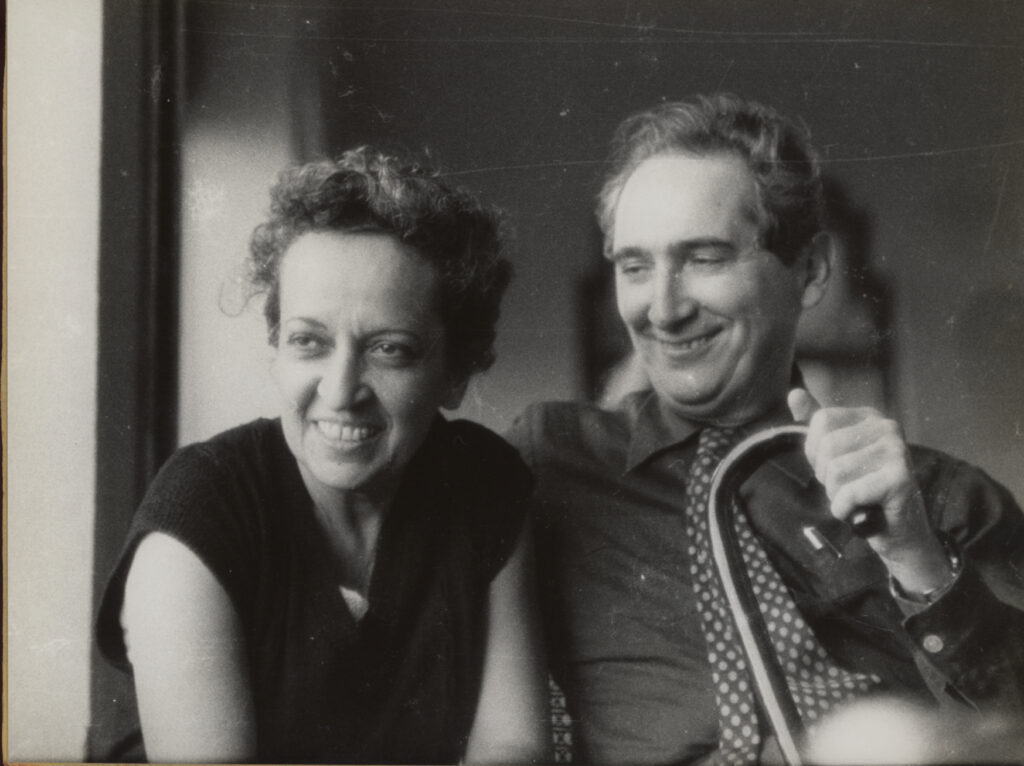 Mary Houston e Mario Pedrosa em viagem para Bombaim, na Índia, 1959 imagem: autoria desconhecida Centro de Estudos do Movimento Operário Mario Pedrosa (Cemap) – Acervo Centro de Documentação e Memória da Universidade Estadual Paulista (Cedem/Unesp)