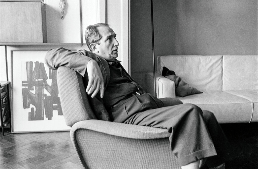 Mario Pedrosa em seu apartamento no Rio de Janeiro, em 1959. Espaço sempre aberto a amigos e artistas, o lugar também era habitado por muitas obras de arte imagem: Luciano Martins acervo Família Pedrosa